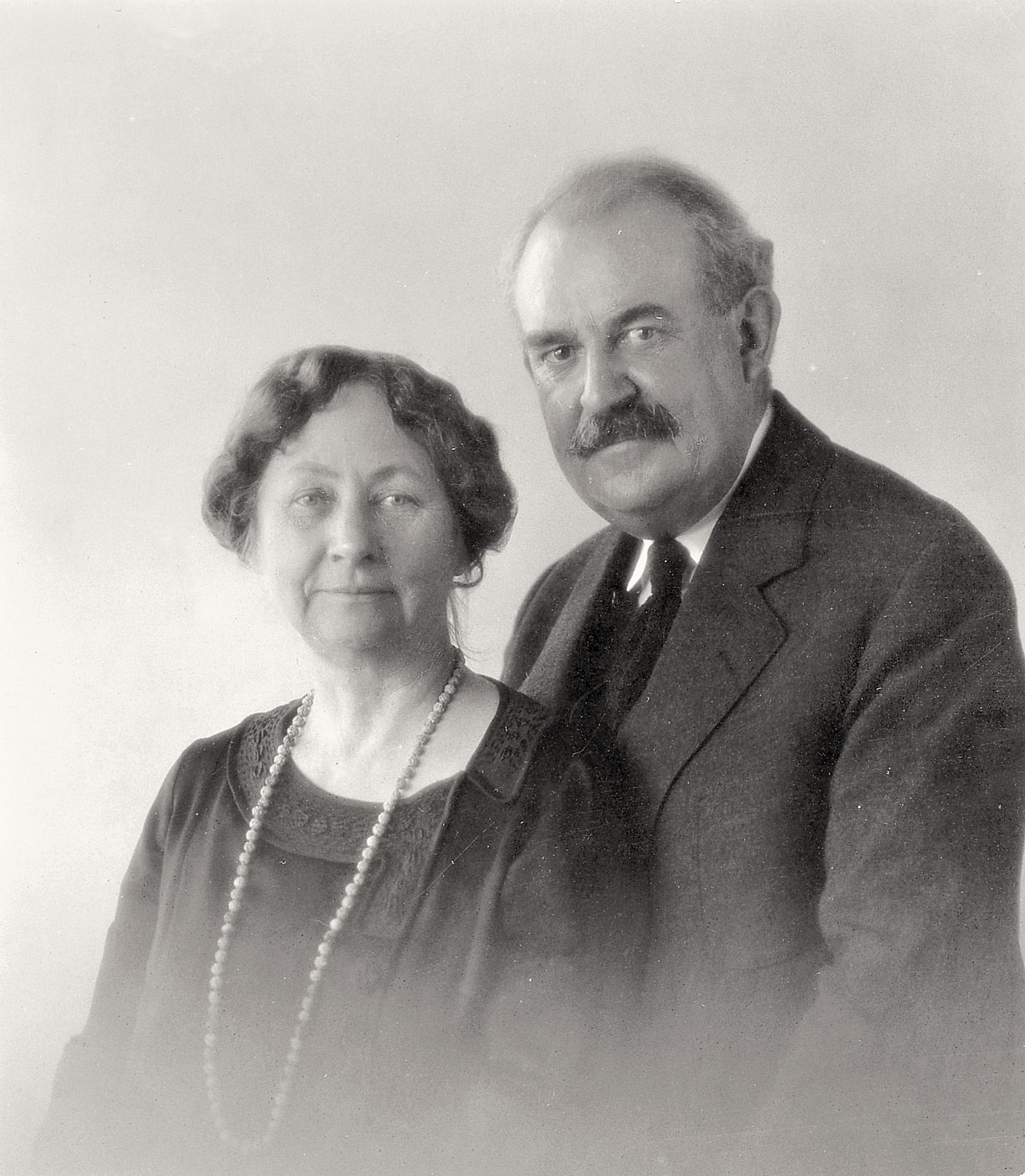 A black and white photo of Maie Bartlett Heard and Dwight Bancroft Heard.