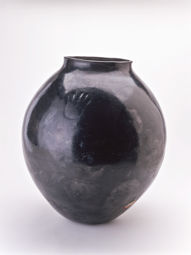 A black rounded jar on a white background.